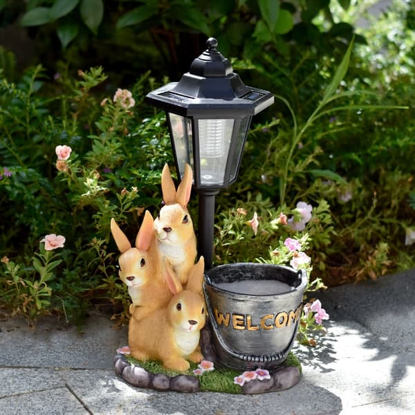 Aurinkokennolla toimiva kanivalo, puutarhakoriste, lämmin perhe