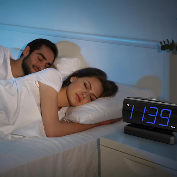 Vækkeur med store cifre til soveværelset med drejelig base, 2 niveauer alarmlyd, 2-niveau lysstyrke digitalt ur, let at læse 12H format, stikkontakt drevet