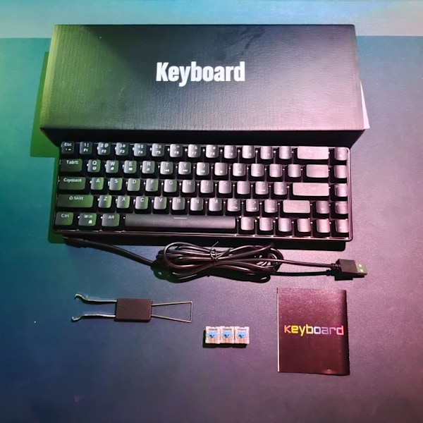 V800 68-tasters mekanisk spilltastatur, LED-bakgrunnsbelyst kablet tastatur, støtter akseutskifting, egnet for Windows XP/10/11, MAC, Linux (blå akse) Black/blue light