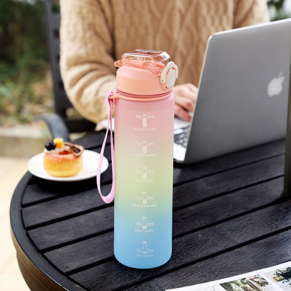 Vattenflaskor 1L BPA-fri sportdricksflaska med sugrör, diskmaskinssäker cover Läcksäker motivationsvattenflaska med tidsmarkeringar