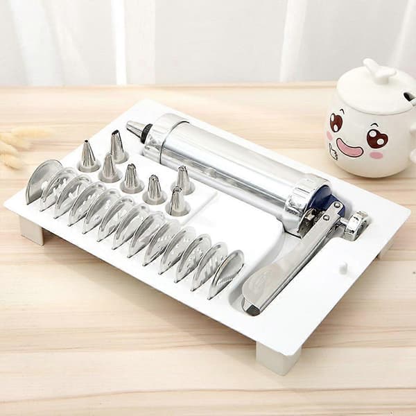 Kitchen Craft -keksienvalmistus- ja kakunkoristelusetti