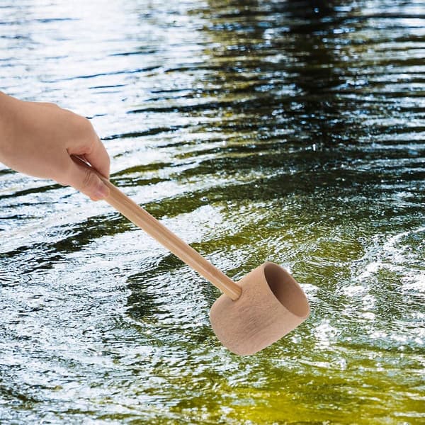 Bambuinen vesikauha pitkällä varrella kylpyyn ja keittiöön