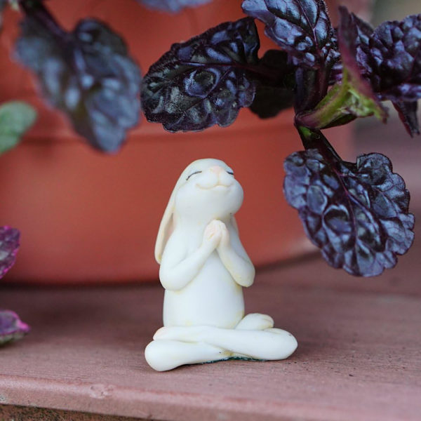 Top Collection Miniature Fe Haves Have og Terrarium Yoga Bunny i Siddende Namaste Pose Statue, Lille