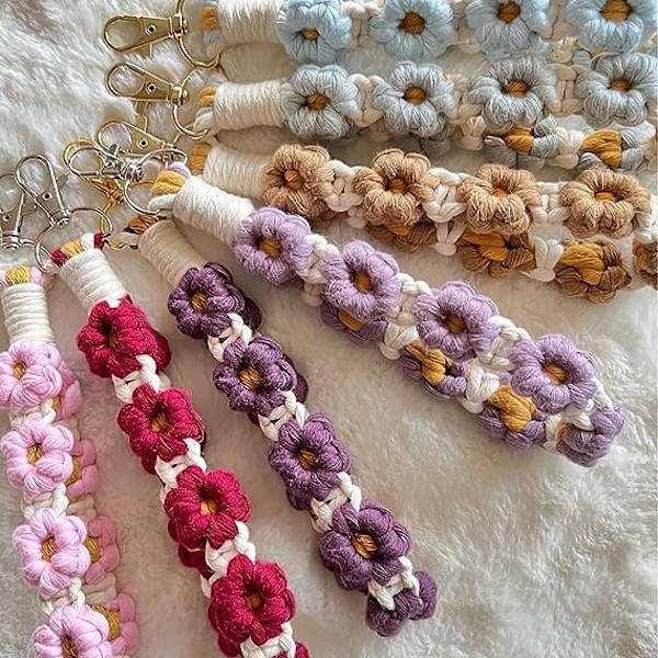 Macrame Daisy Wristlet Keychain, Söt Blomster Nyckelkedjor för Kvinnor Flickor Boho Handgjord Handled Rem Nyckelkedjor