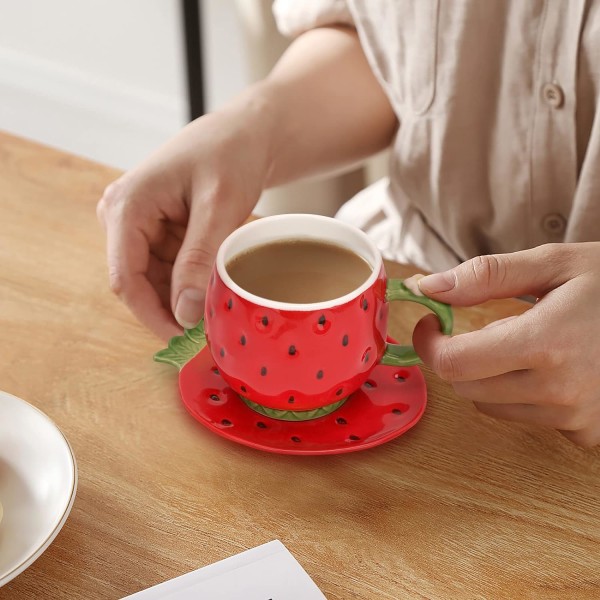 Keramisk Tekop og Underkop Kaffekrus Jordbær Kaffekrus med Underkop - 8 Ounce (Rød)