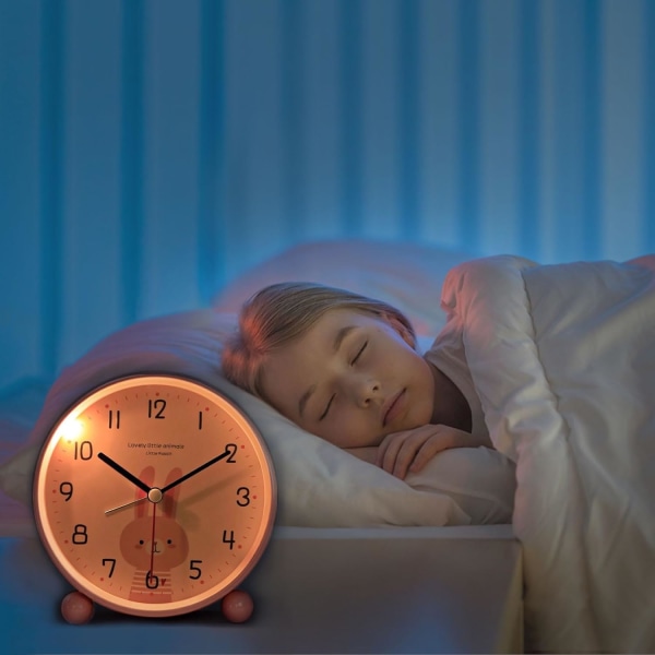 Pedagogisk väckarklocka för barn - dag/natt lätt att set in och batteridriven nattlampa Tyst, ej tickande reseväckarklocka (rosa kanin)