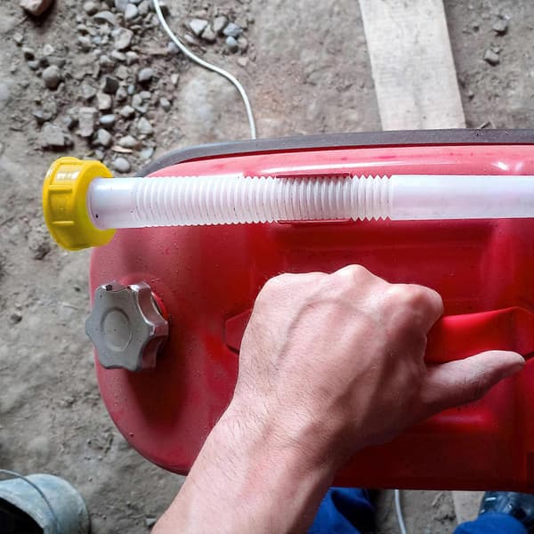 Utbytespip i gul plast för oljekanna