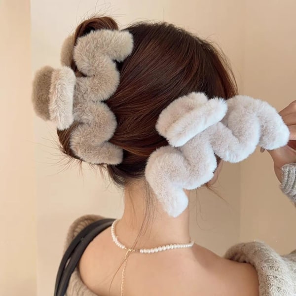 Cute furry claw clip for curly hair Elegant fluffy plush faux fur large hair clip for thin long hair non-slip women and girls