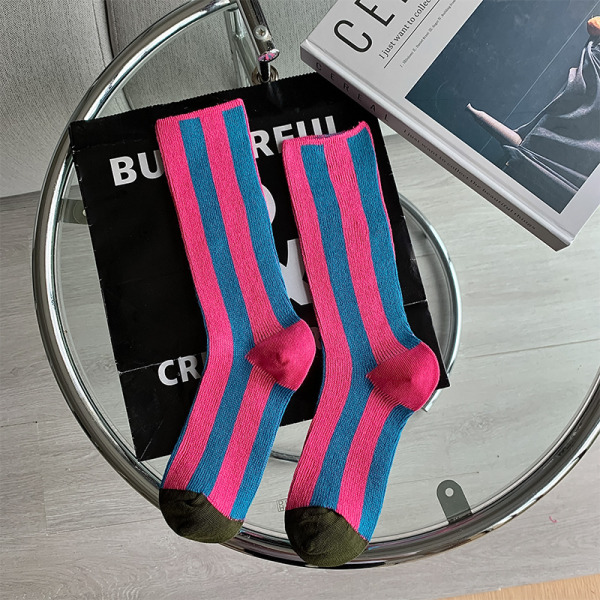 Linjakontrasti raidalliset väriä yhdistävät keskipitkät sukat, joissa on kaksoisneula ja kaksoispolku -suunnittelu miesten ja naisten puuvillasukille ja urheilusukille pink 2 pairs
