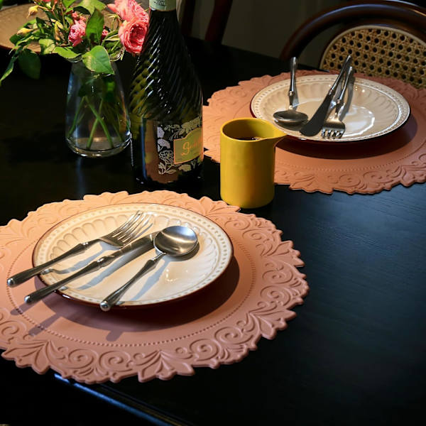 Runda Underlägg i Konstläder, 15 Tum, 4-pack, Halksäkra, Hållbara, Värmebeständiga, Tvättsbara, Vattentäta Bordstabletter för Matbord Pink 4 pcs