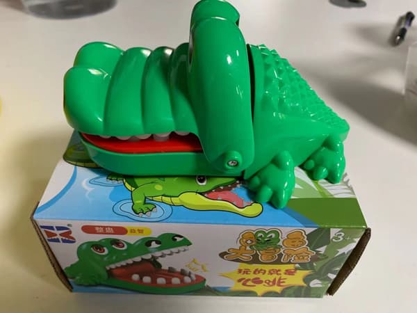 Barnelek krokodille som biter fingeren