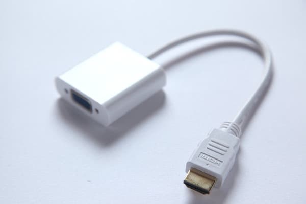 Nettverksdekoder-spiller koblet til projektorvisning HDMI til VGA-buss HD-omformer