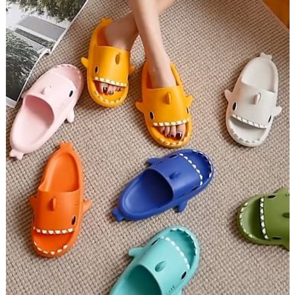 AVEKI Unisex Shark Slides Halkfria Novelty Öppna Tå Sandaler Fashionabla Söta Strandtofflor Inomhus & Utomhus, Blå, Storlek: 44/45
