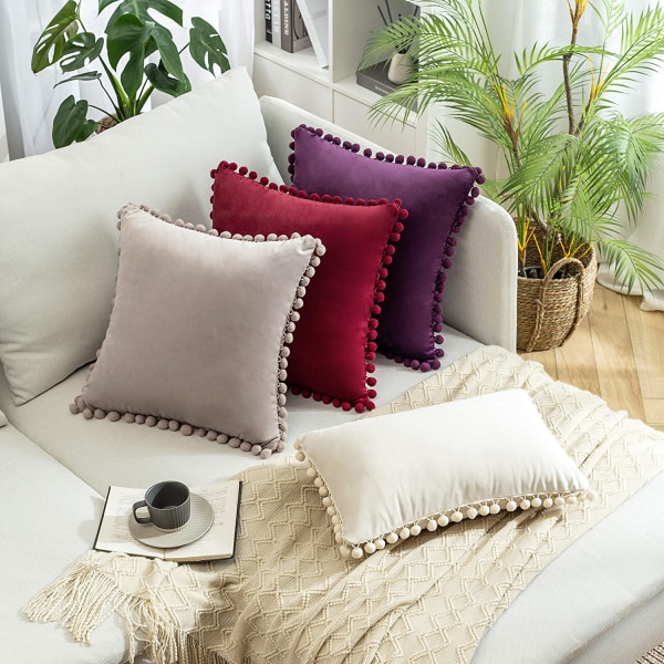 Paket med 2 dekorativa kuddfodral, mjuka partiklar, solida kuddfodral i sammet med pom-poms för soffa i sovrummet (20 x 20 tum, vinröd)