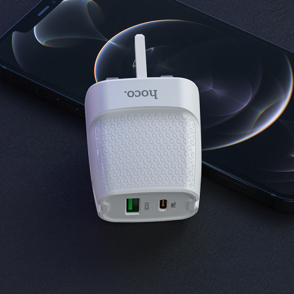 hoco. C85B Yilang dobbelt-port PD20W+QC3.0 lader egnet for Apple 12 britisk standard hurtigladehode