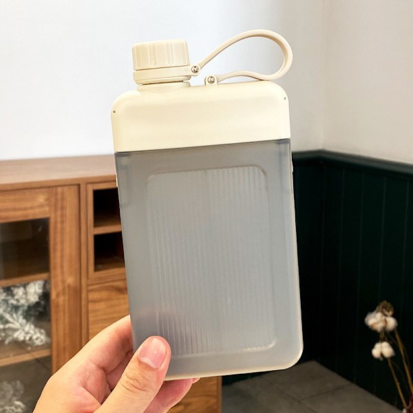 Vannkopp Flat Bærbar Firkant Vannkopp Utendørs Reise Bærbar Lomme Vannflaske Kreativ Flat Sports Vannflaske Enkelt Beige 450ML