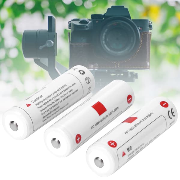 Tre 18650 oppladbare litiumbatterier tilbehør 2600mAh for stabilisator hvit