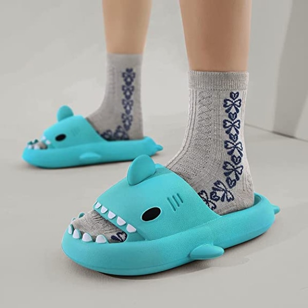 AVEKI Unisex Shark Slides Halkfri nyhet sandaler med öppen tå Fashionabla söta strandtofflor inomhus och utomhus, himmelsblå, storlek: 42/43