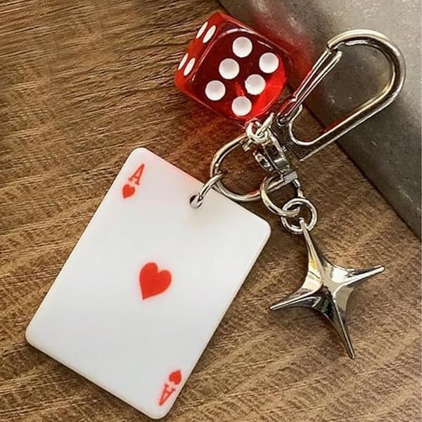 Cool Spelkort (Hjärter Ess) Nyckelring med Röda Tärningar & Stjärnberlocker, Snygg Väskberlock för Handväskor, Mångsidig Bilnyckelaccessoar red