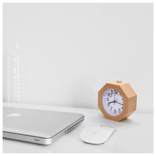 Oktagonal träanalog alarmklocka, batteridriven, icke-tickande klocka med snooze-knapp och bakgrundsbelysning - Gul