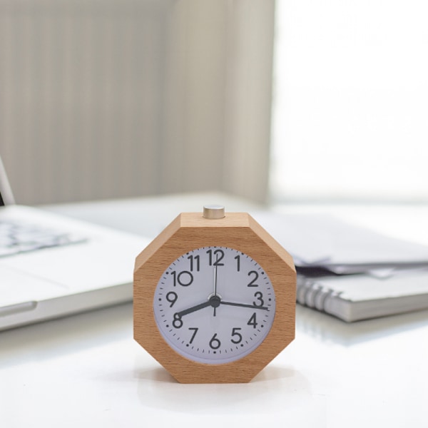 Oktagonal träanalog alarmklocka, batteridriven, icke-tickande klocka med snooze-knapp och bakgrundsbelysning - Gul