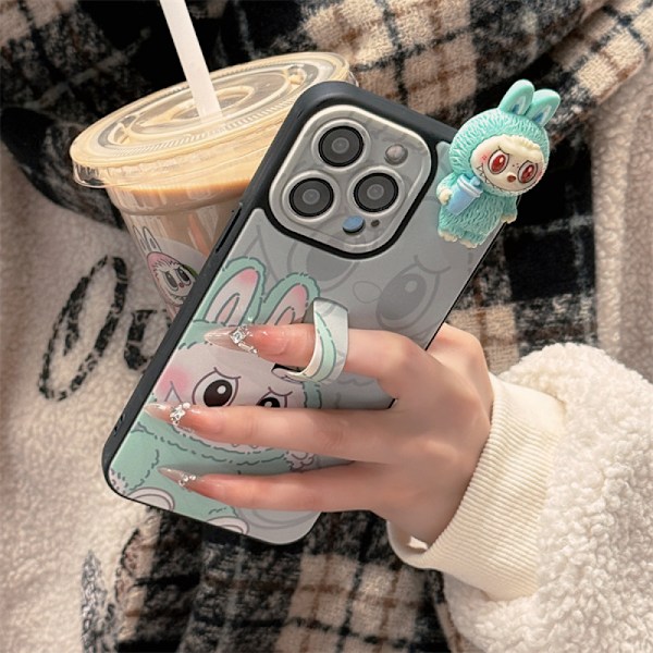 labubv 3D Hahmokännykkäkotelo: Pupujussikuosi jalustalla, sopii iPhone 11 - 16 -sarjoille ja niin edelleen (vihreä) green iPhone12