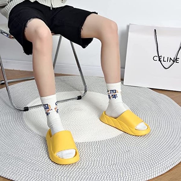 Kuddslippers för kvinnor och män Molnslippers halkfria snabbtorkande badrum duschslippers, öppna tår mjuka tjocka tofflor (gul)