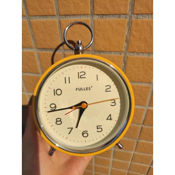 SAYTAY Analog väckarklocka utan tickande med nattljus snooze-funktion tyst rund retro batteridriven Crescendo 4 tum liten enkel design Tabl