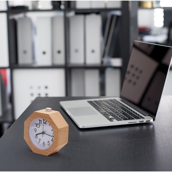 Oktagonal träanalog alarmklocka, batteridriven, icke-tickande klocka med snooze-knapp och bakgrundsbelysning - Gul