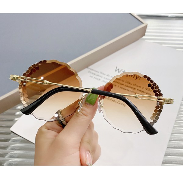 Solbriller for kvinner Oversized runde blomsterform Diamant krystall solbriller Rimless diamant kutting linse solbriller