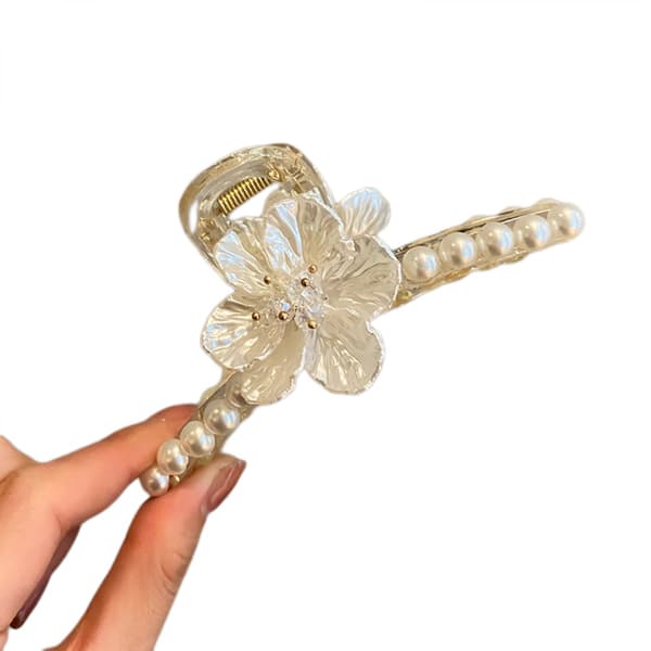 En elegant kameliahårklemme med perler for kvinner