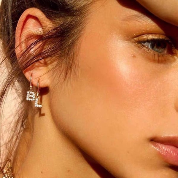 Hoop-øreringe til kvinder og piger - 18K forgyldt - små, fine creoler med cubic zirconia-initialer - A