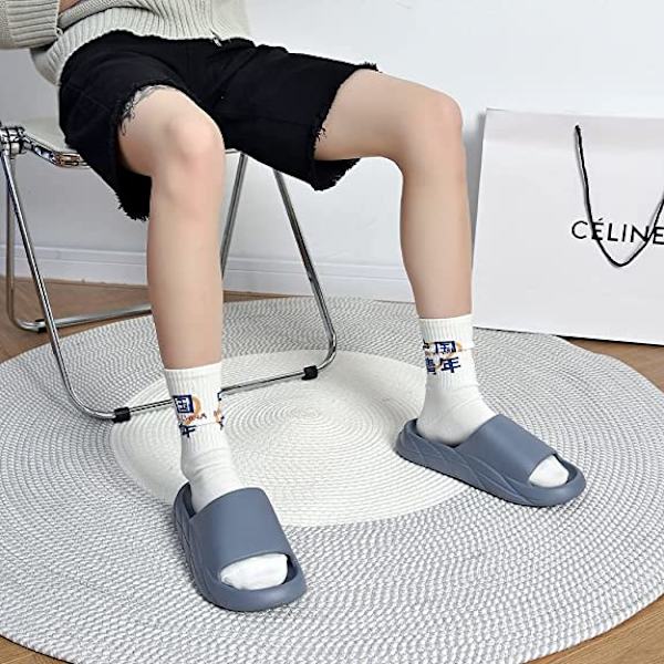 Kuddslippers för kvinnor och män Molnslippers halkfria snabbtorkande badrum duschslippers, öppna tår mjuka tjocka tofflor（Grå）