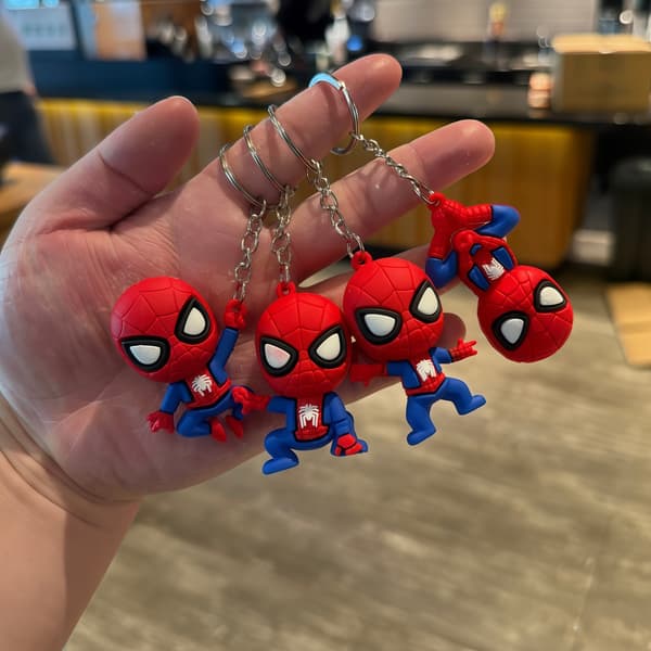 4 st söta Spiderman-nyckelringar, tecknad Spider-Man silikonhänge väskberlock tillbehörspresent