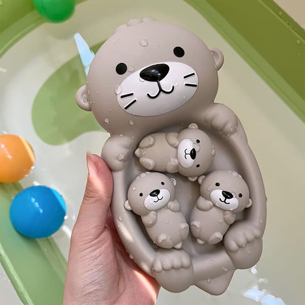 Odderfamilie badelegetøjssæt, stort flydende odderkar med 3 mini-odder sprøjtelegetøj til badekar og poolleg, blødt silikone vandlegetøj grey