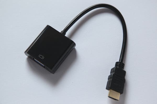 Nettverksdekoder-spiller koblet til projektorvisning HDMI til VGA-buss HD-omformer, 2-pakning