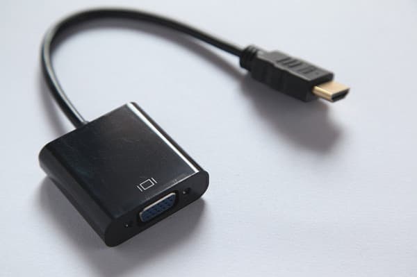 Nettverksdekoder-spiller koblet til projektorvisning HDMI til VGA-buss HD-omformer, 2-pakning