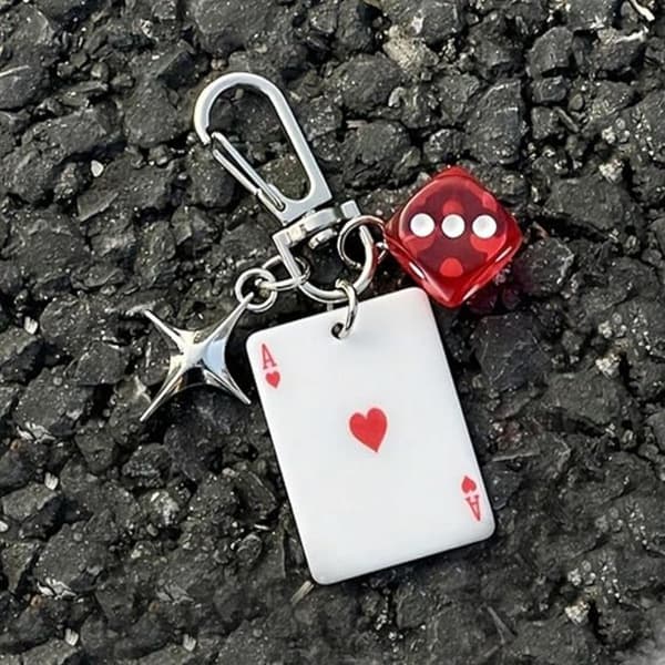 Cool Spelkort (Hjärter Ess) Nyckelring med Röda Tärningar & Stjärnberlocker, Snygg Väskberlock för Handväskor, Mångsidig Bilnyckelaccessoar red
