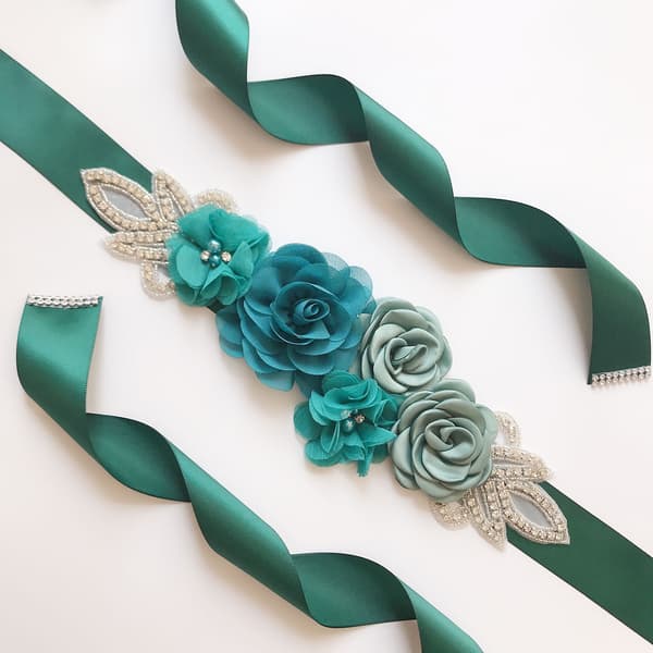 Bröllopssashbälte med blommor, pärlor och strass, mörkgrön