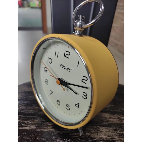SAYTAY Analog väckarklocka utan tickande med nattljus snooze-funktion tyst rund retro batteridriven Crescendo 4 tum liten enkel design Tabl