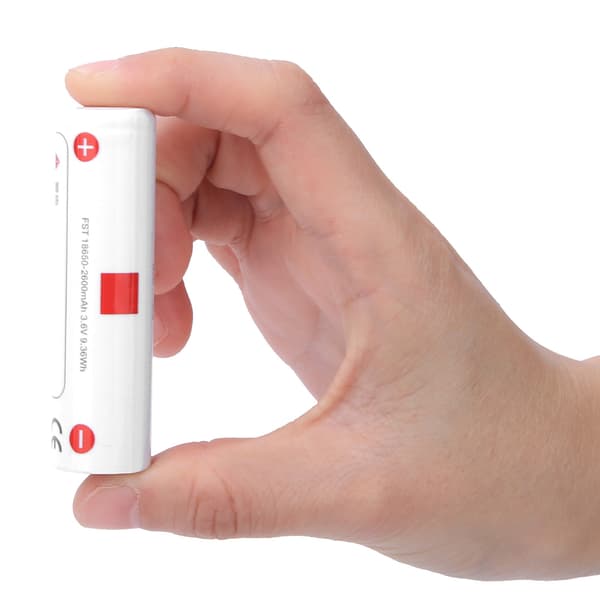 Tre 18650 oppladbare litiumbatterier tilbehør 2600mAh for stabilisator hvit