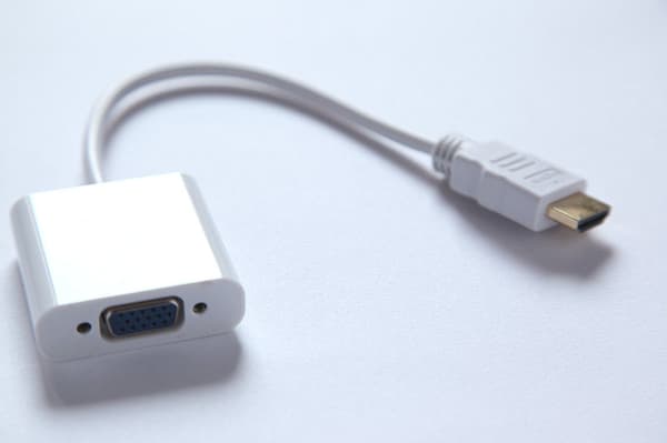Nettverksdekoder-spiller koblet til projektorvisning HDMI til VGA-buss HD-omformer