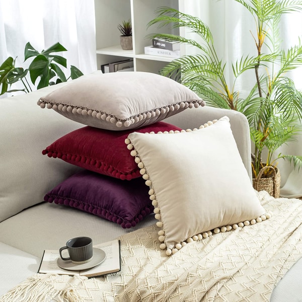 Paket med 2 dekorativa kuddfodral, mjuka partiklar, solida kuddfodral i sammet med pom-poms för soffa i sovrummet (20 x 20 tum, vinröd)