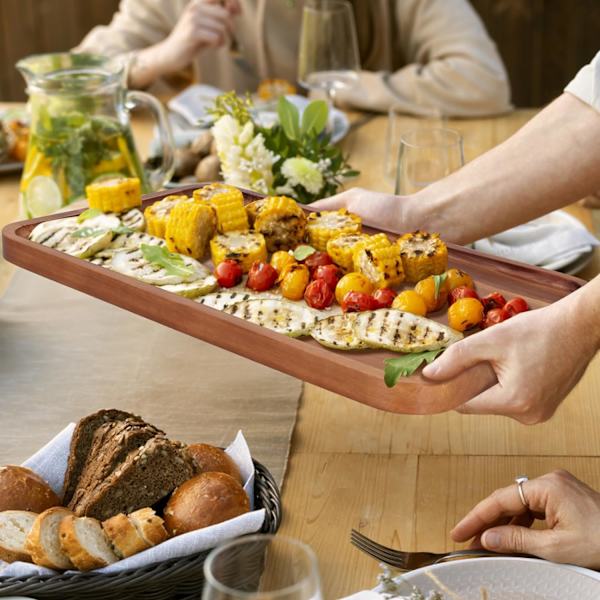 Store serveringsfade af træ til charcuterie til festmad, rektangulære bakker af akacietræ, boligindretning, ostefad, snack-appet