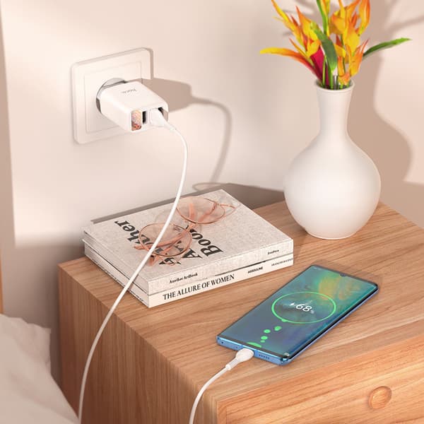 hoco. C93A trefas digital display laddare för Apple Android typ-c mobiltelefon tre USB-laddning