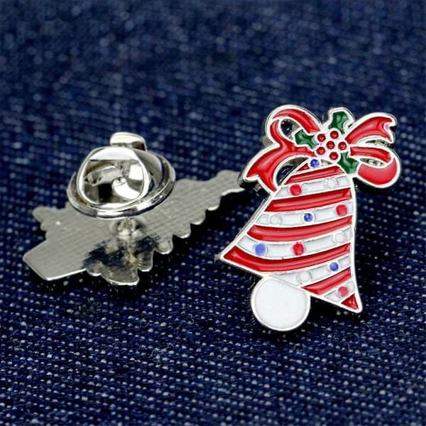 Festlig julbrosch 8-pack - snögubbe, tomte, träd, klocka, ren,
