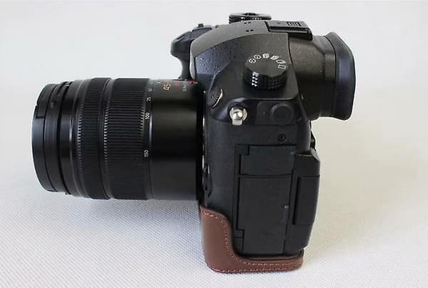 PU-läder halv kameraskyddsväska för Panasonic DMC-GH5GK Coffee