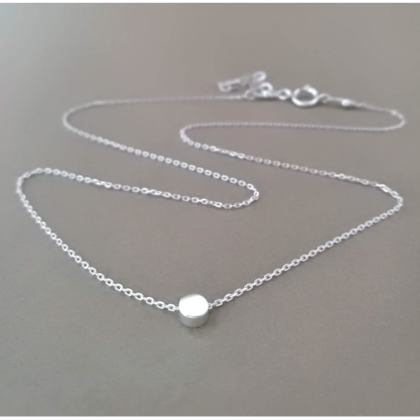 Snyggt lager halsband i sterling silver med en liten rund prickig pärla charm för kvinnor
