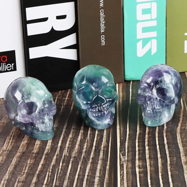 1,8\" Regnbågsfluorit Hand Carved Crystal Skull Head Decor Mänsklig Skelett Figurer Reiki Healing Stone Skull Statue Halloween Party, Personlighet Bar,