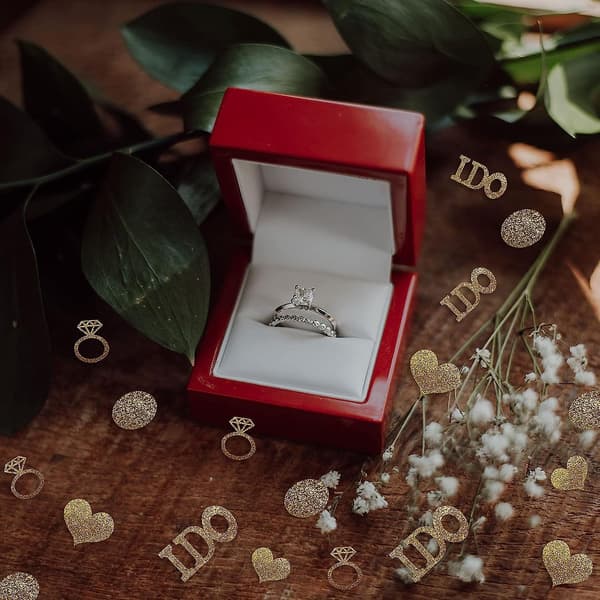 Guldbröllopsbordsdekorationer, glitterpapper diamantring, i do och hjärtkonfetti för bröllopsdusch